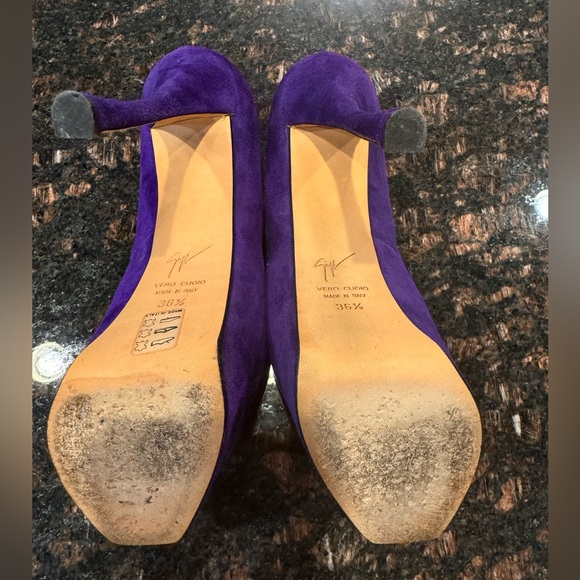 Giuseppe Zanotti
Giuseppe Zanotti Purple Suede Peep
Toe Platform Pumps Size 36.5 - Picture 3 of 9